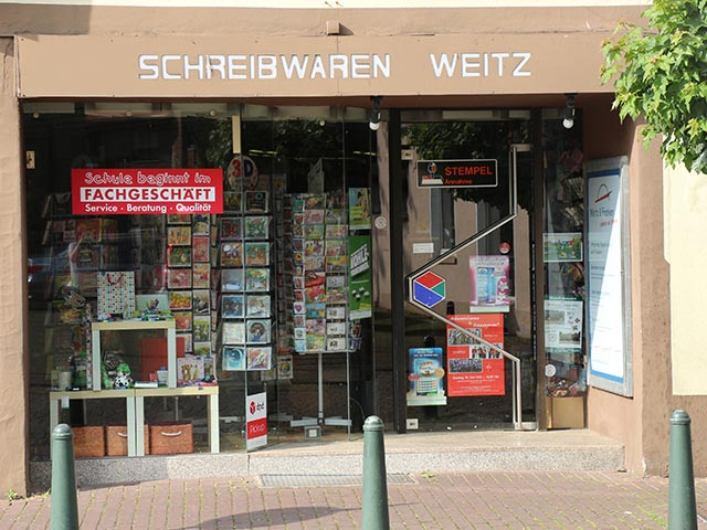 Weitz-Franken Schreibwarengeschäft im Ortskern von Korschenbroich – Außenansicht der Filiale an der Kirche